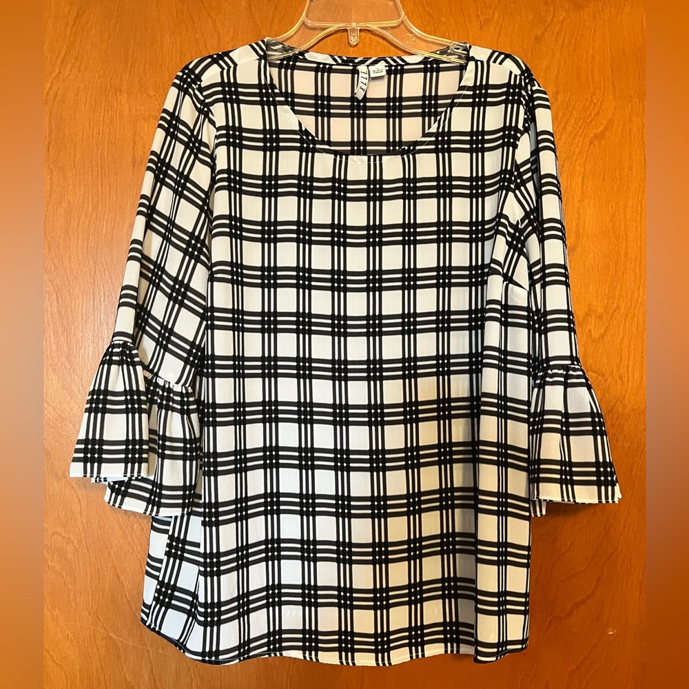Elle Blouse..  Size:Small.  Black & White in color
